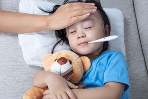 Hohes Fieber bei Kindern und Babys: Was Eltern wissen müssen