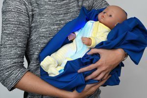 Gelbsucht bei Babys mit Leuchtpyjama behandeln
