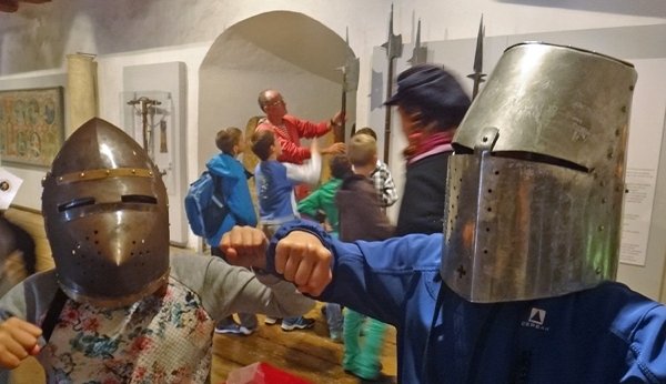 Kinder mit Ritterhelm im Schloss Thun
