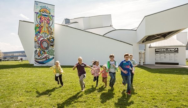 Kinder vor dem Vitra Design Museum