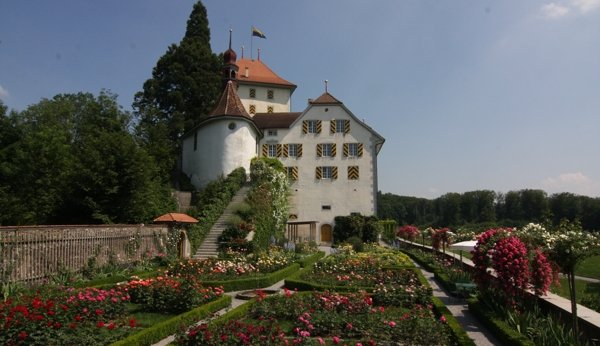 Schloss Heidegg mit Rosengarten
