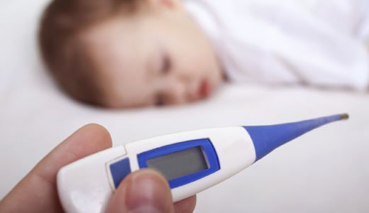 Eine Erkältung beim Baby geht oft mit Fieber einher.