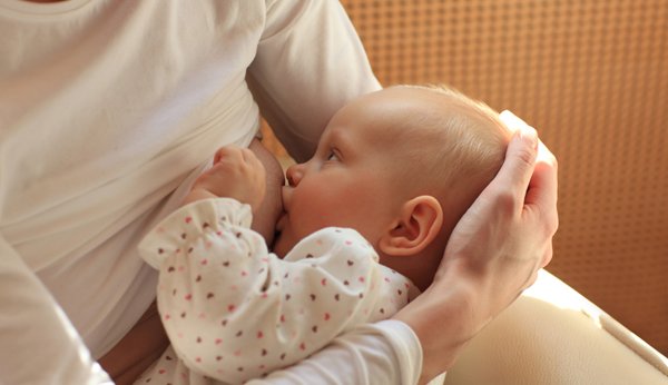 Die Kreuzwiegehaltung ist für Babys mit Saugproblemen geeignet