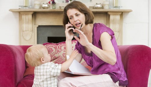 Vernachlässigung: Kinder leiden, wenn Eltern stets am Handy hängen