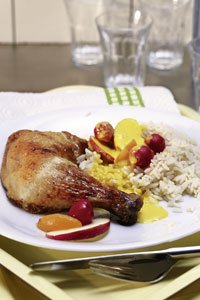 Pouletschenkel mit Früchtecurry und Reis