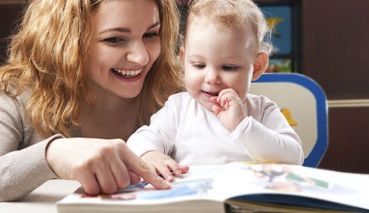 Babys und 1 Jahr alte Kinder können dicke und bunte Bücher selbst entdecken.