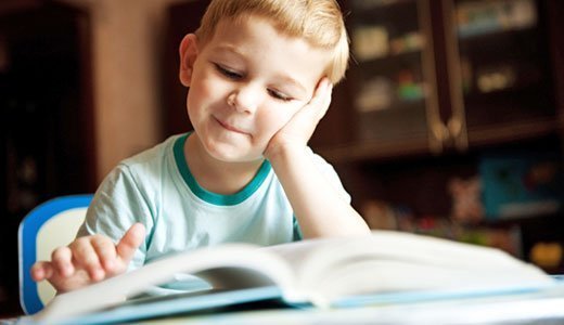 4 Jahre alte Kinder können sich in Büchern auf längere Texte konzentrieren.