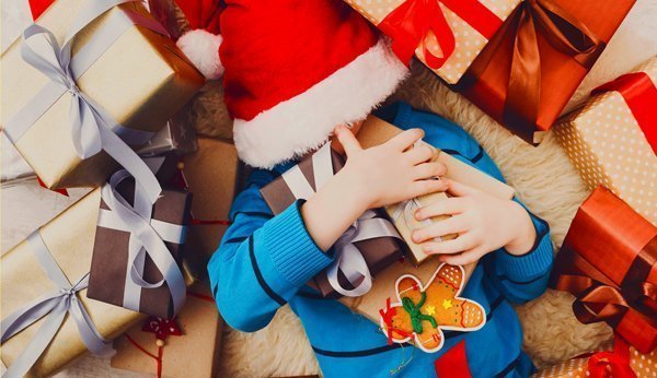 An Weihnachten sollten Kinder nicht mit zu vielen Geschenken überhäuft werden.