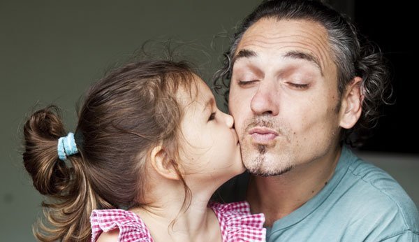 Vatertag: Ein herlicher Kuss ist bereits ein schönes Geschenk