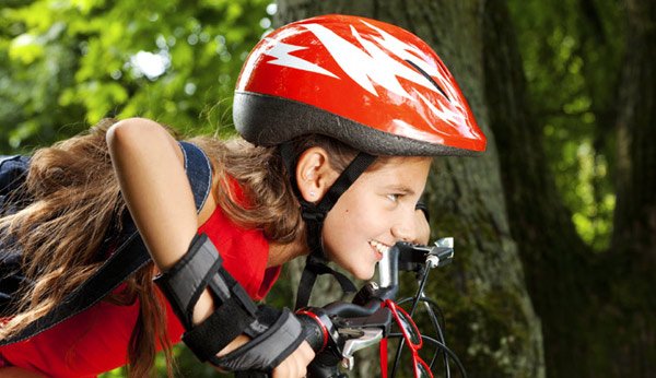 Helmpflicht ja oder nein? In der Schweiz tragen immer weniger Kinder einen Helm.
