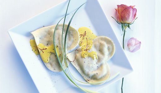 Valentinstagsmenü: Pasta-Herzan an Safransauce