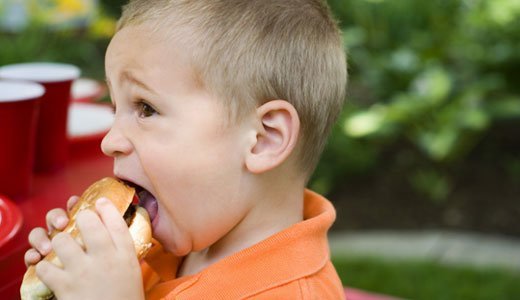 Zu viele Burger sind nicht gesund für Kinder, aber einer darf es schon mal sein.