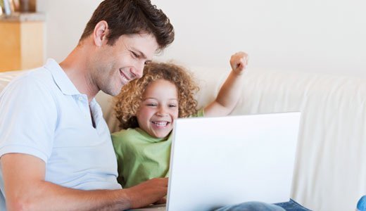 Ein Vater und sein Sohn schauen im Internet nach Antworten.