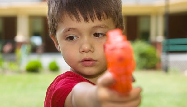 Waffen Spiele: Kind mit Waffe