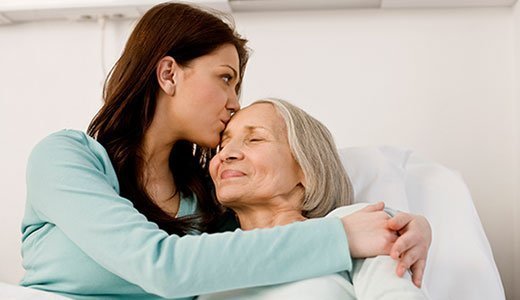 Die Pflege der eigenen Eltern erfordert viel Zeit, wenn man die Senioren nicht ins Altersheim oder Pflegheim geben will.