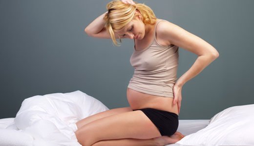Viele Frauen haben Rückenschmerzen in der Schwangerschaft.