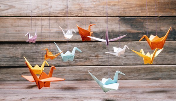 Eine Mobile aus Origami-Kranichen zu basteln, sieht nicht nur hübsch aus, sondern macht auch viel Spass. Hier geht's zur Anleitung.