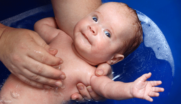 Baby baden: Der richtige Griff