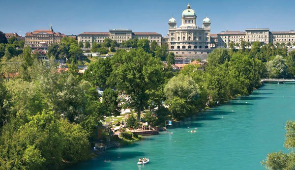 Das Flussbad in Bern bietet einen tollen Blick auf das Bundeshaus.