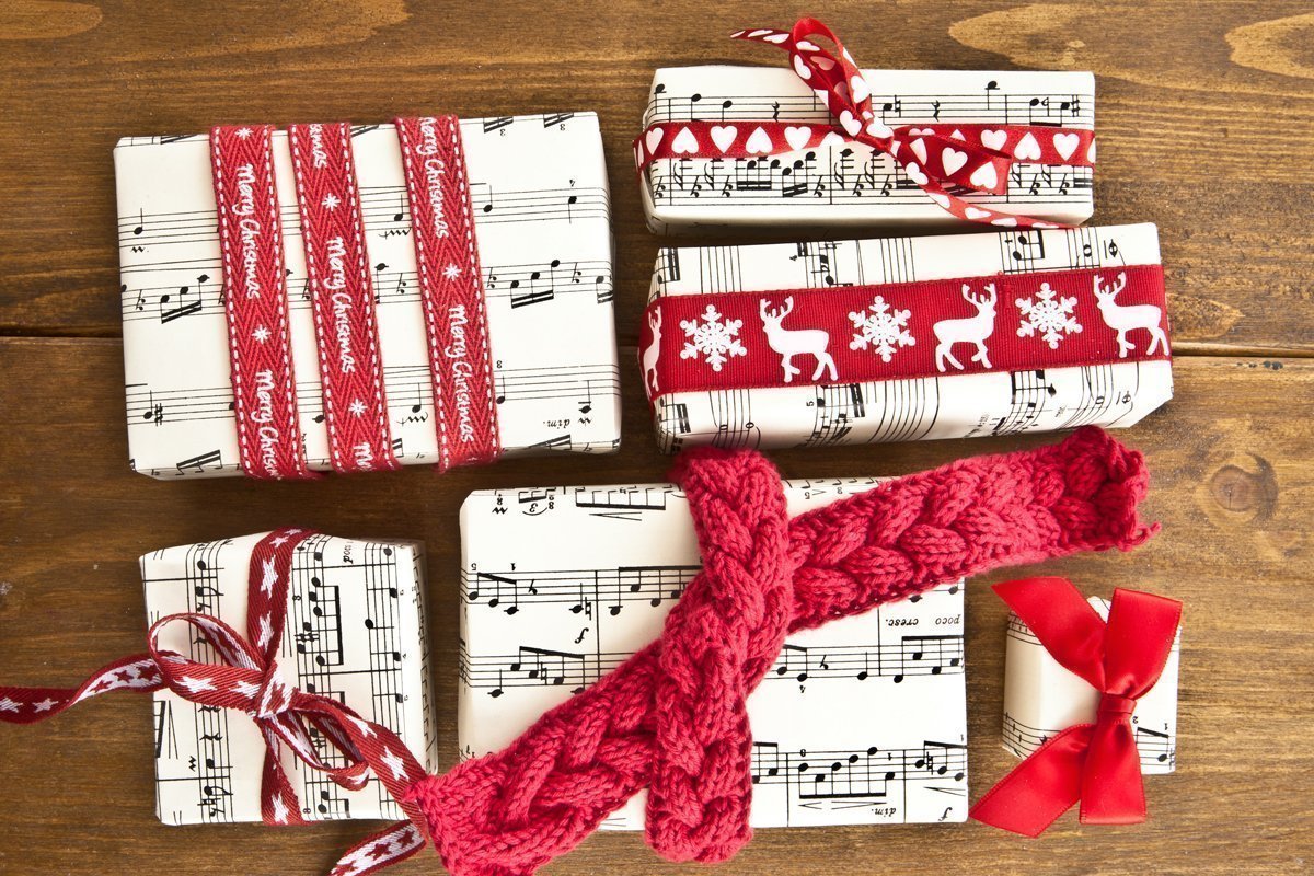 Weihnachtsgeschenke, eingepackt in musikalischen Notenblättern