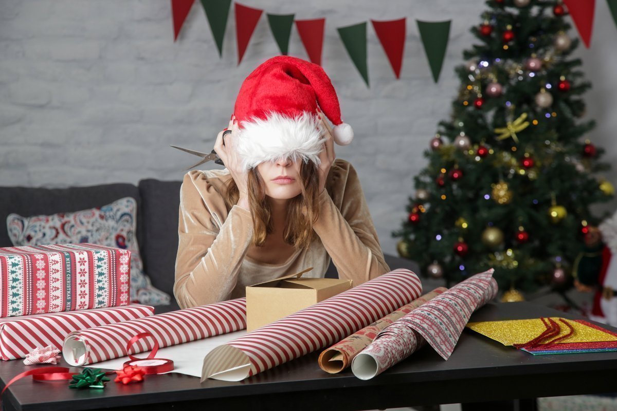 Weihnachtsgeschenke lassen sich ohne glänzendes Geschenkpapier hübsch und umweltfreundlicher verpacken © Getty Images / triocean