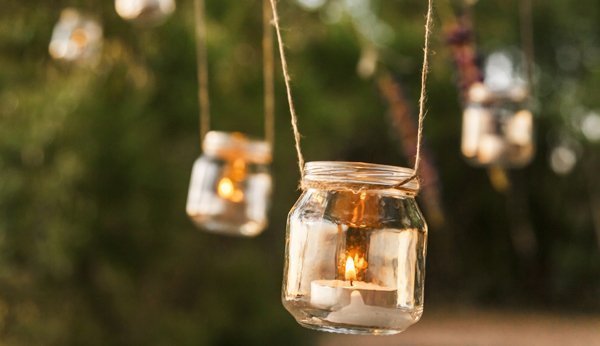 Ein Licht für den Frühling: Das Teelicht im Glas holt Lebensfreude zu Ihnen in den Garten.