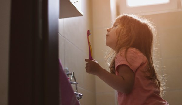 Zähne putzen: Kleines Mädchen putzt sich die Zähne. 