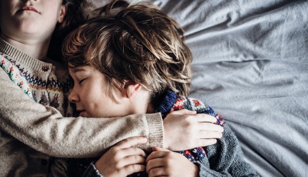 Meistens sind es die Kinder, die ihre Eltern zu Co-Sleepern machen, Nicht selten wird das Elterbett über Jahre immer wieder zum Familienbett.