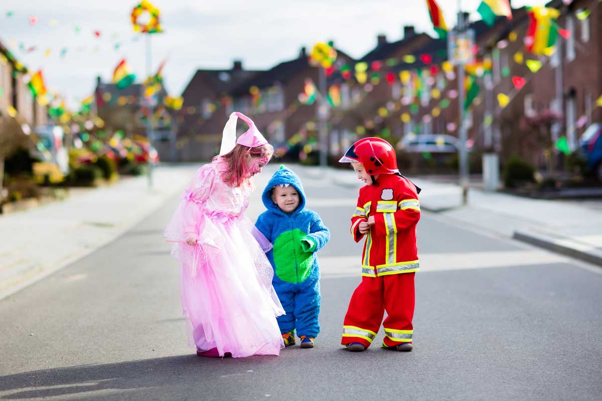 Drei Kinder sind am Kinderumzug an der Fasnacht in verschiedenen, selbstgemachten Kostümen.