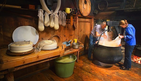 Erleben Sie in Appenzell wie traditionell von Hand Käse hergestellt wird.