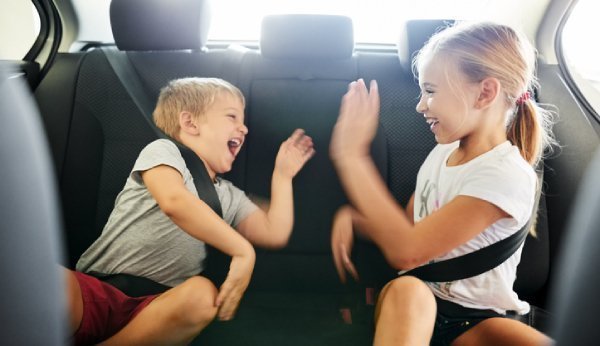 Es gibt viele schöne Spiele, die Kinder auf Reisen im Auto spielen können.