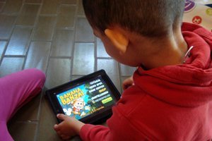 Spiele- oder Lernapps werden auf dem iPad verwendet.
