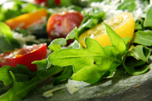 Salat und Tomaten haben wenig Kohlenhydrate und sind deshalb ideal für die Glyx-Diät.