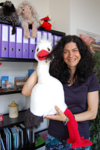 Kinderbuchautorin Claudia Engeler mit ihrer Handpuppe  Albert der Storch