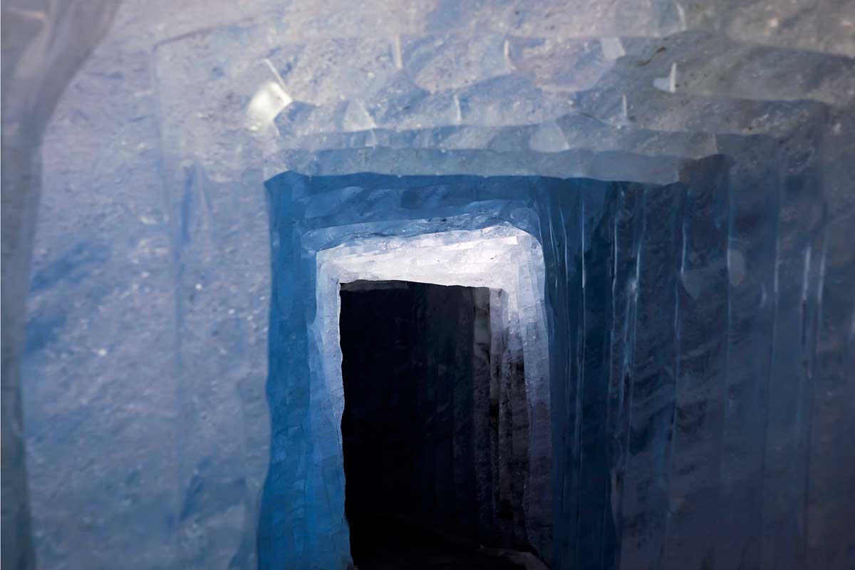 Eishöhle im Rhonegletscher, Eiskorridor mit gefrorenen blauen Wänden.