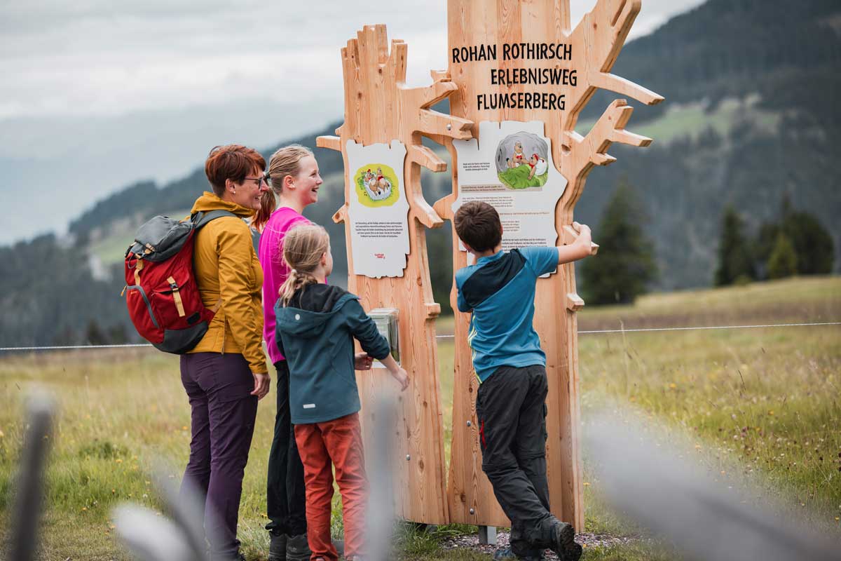 Kinder entdecken den Erlebnisberg Rohan Rothirsch am Flumserberg im Heidiland.