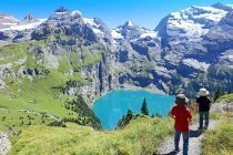 Oeschinensee entdecken: Sommerabenteuer für die ganze Familie in den Schweizer Alpen