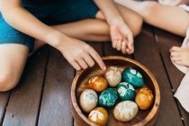 Wie du mit Kindern Eier mit Naturfarben färbst