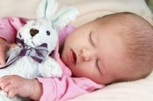 Schlaf, Kindchen, schlaf: Können Einschlafhilfen Babys Gehör schädigen?