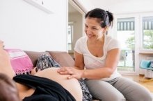 Wir sind schwanger - zum Untersuch zum Arzt oder zur Hebamme?