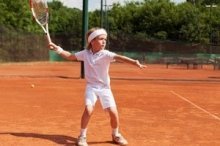Kindertennis: Wie Kinder am besten Tennis spielen lernen