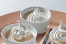 Dessert-Klassiker: Caramel-Mousse mit Zuckerwölkchen