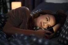 Smartphones im Bett stören die Schlafqualität bei Jugendlichen