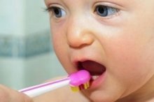 Ihr Baby, 7,5 Monate alt: So putzen Sie die ersten Zähne richtig