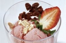 Rezept: Erdbeer-Glace mit Schokoladen-Haferflocken