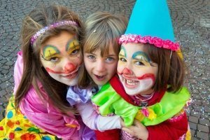Mit Kindern Fasnacht feiern: Tipps für Kostüme, Spiele & Rezepte