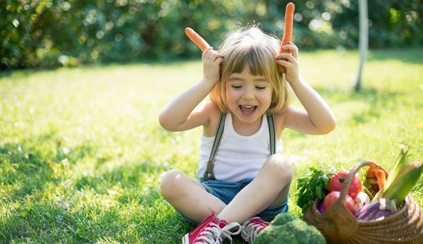 Ernährungserziehung: Kind mit Karotten