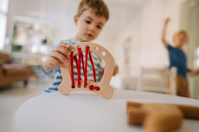 Kreatives Experimentieren: Macht euer Montessori Spielzeug selbst