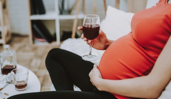 Zu viel Alkohol in der Schwangerschaft ist schädlich für das ungeborene Kind und kann zu Behinderungen führen.