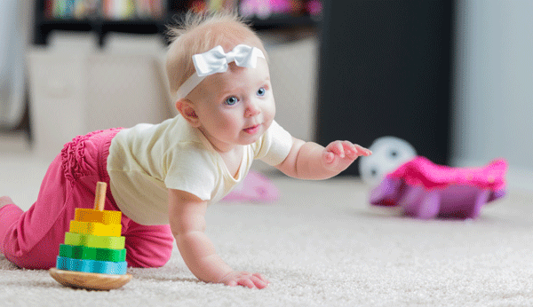 Lorsque votre bébé commence à marcher à quatre pattes, ne le quittez pas des yeux.